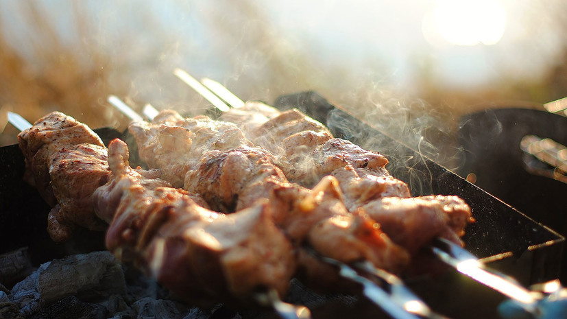 Роспотребнадзор опубликовал рекомендации по выбору мяса для шашлыка