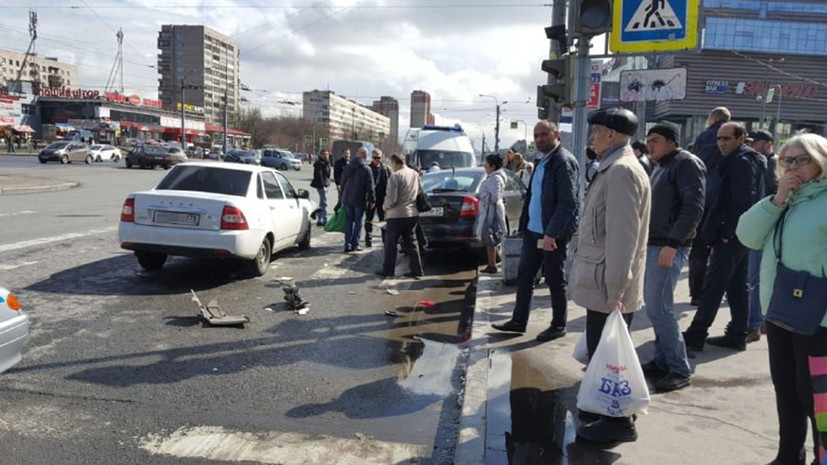 В Петербурге автомобиль въехал в группу пешеходов