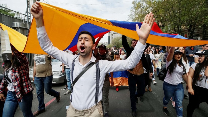 В Ереване протестующие перекрыли проезд к площади Республики