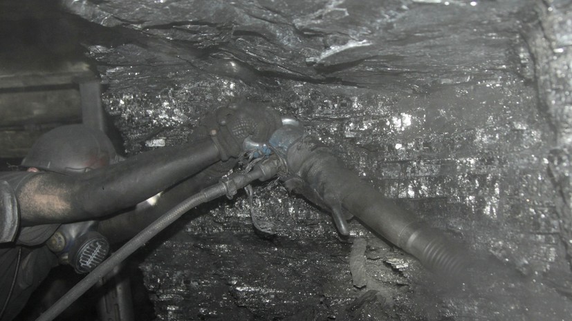 После обрушения на шахте в Туве один человек остаётся под завалами
