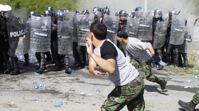 Сотрудники полиции Европейского союза (EULEX) принимают участие в учениях по борьбе с массовыми беспорядками в Приштине