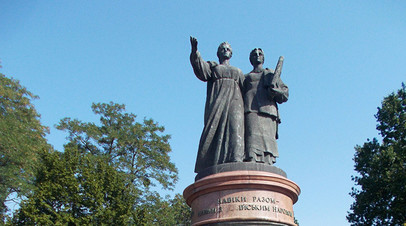Памятник дружбе между Россией и Украиной в городе Переяславе-Хмельницком
