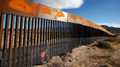 Участок пограничной стены между США и Мексикой 