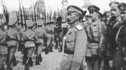 Генерал Лавр Корнилов на смотре юнкеров