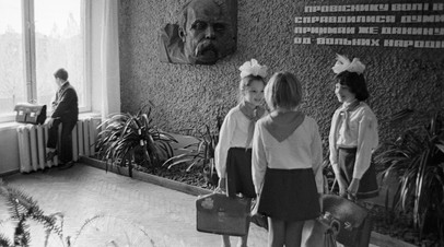 Ученики в одном из холлов средней школы Украины