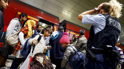 Мигранты прибыли на поезде на пограничный контроль

