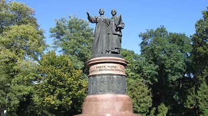 Монумент в честь 300-летия воссоединения Украины с Россией (г. Переяслав-Хмельницкий, Киевская область)