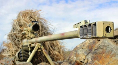Снайпер на боевой позиции с винтовкой КСВК «Корд» калибра 12,7 мм