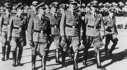 Вальтер Шелленберг, глава гестапо Генрих Мюллер и Рейнхард Гейдрих
