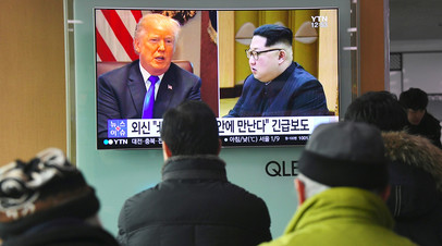 Люди смотрят телевизионные новости в Сеуле