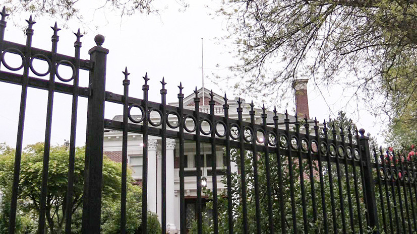 В США заявили, что «с уважением» спустили российский флаг со здания резиденции генконсула в Сиэтле