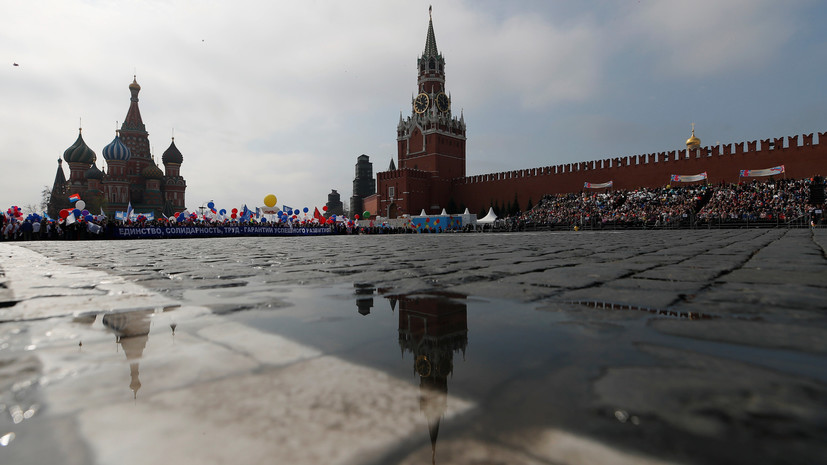 Участники первомайского шествия в Москве покинули Красную площадь