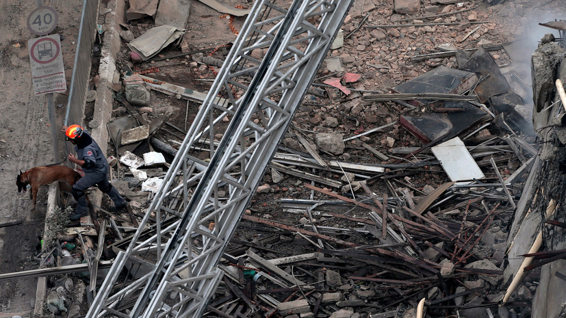 СМИ: Три человека пропали без вести при обрушении многоэтажного здания в Сан-Паулу