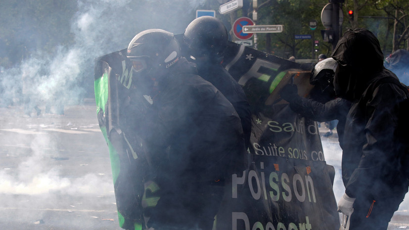 При беспорядках в Париже пострадали четыре человека