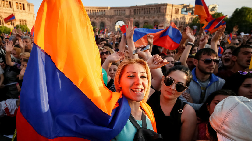 Могерини и Саркисян обсудили ситуацию в Армении