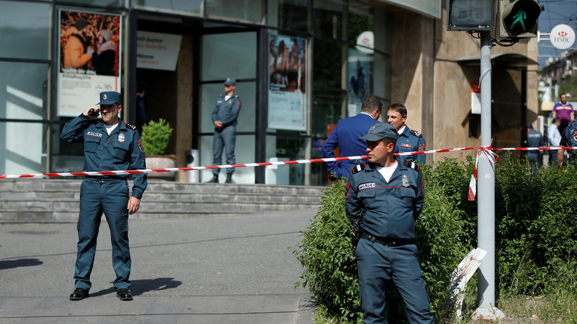 Один человек погиб при стрельбе в банке в Армении