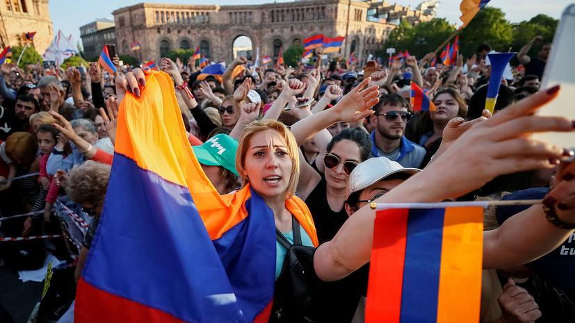 МИД призвал россиян в Ереване избегать 8 мая мест массового скопления людей
