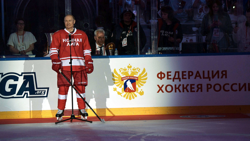 Путин подарил юным болельщикам хоккейные клюшки, сделанные из кремлёвской новогодней ели