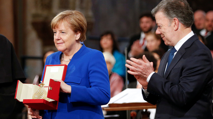 Меркель вручили награду за помощь беженцам