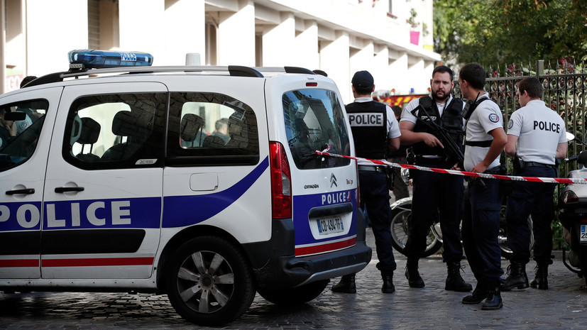 СМИ: Полиция застрелила напавшего с ножом на прохожих в Париже мужчину