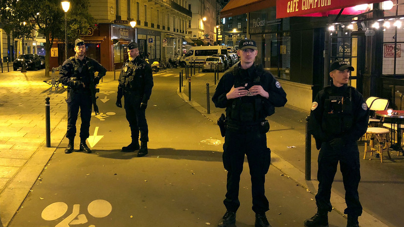 СМИ: Родители напавшего на прохожих в Париже помещены под стражу