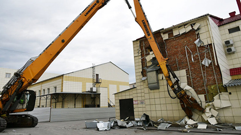 В Кемерове начали демонтировать вспомогательные здания сгоревшего ТЦ