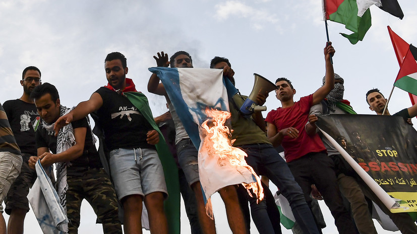 Демонстранты в Афинах сожгли флаг Израиля в ходе акции в знак солидарности с палестинцами