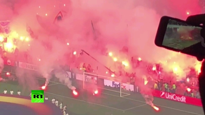 Фанаты «Марселя» забросали поле стадиона в Лионе фаерами перед финалом Лиги Европы с «Атлетико»