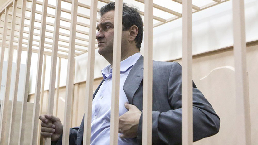 «Находясь на свободе, может скрыться»: суд арестовал экс-замминистра культуры Пирумова за хищение 450 млн рублей