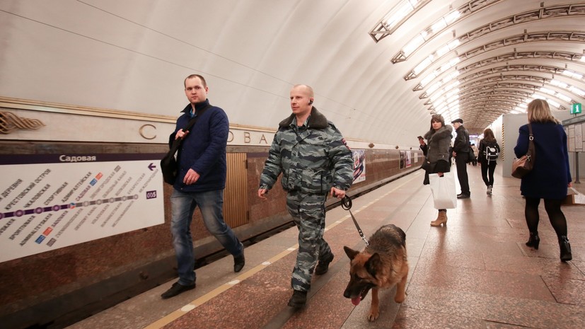 Мужчина упал на рельсы в метро Петербурга