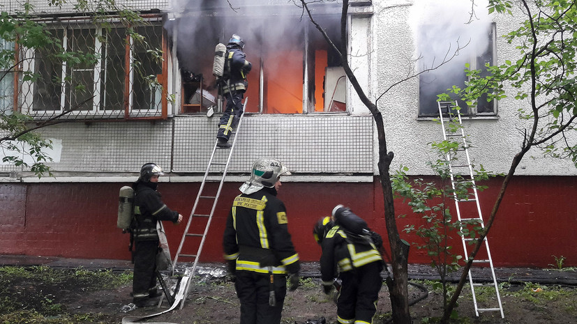 При тушении пожара в жилом доме в Москве спасены 23 человека
