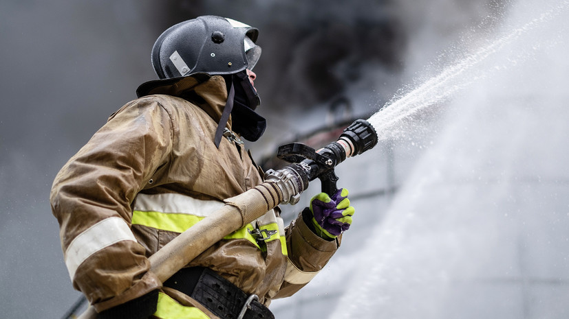 Пожар на складе продовольственных товаров в Иркутске потушен