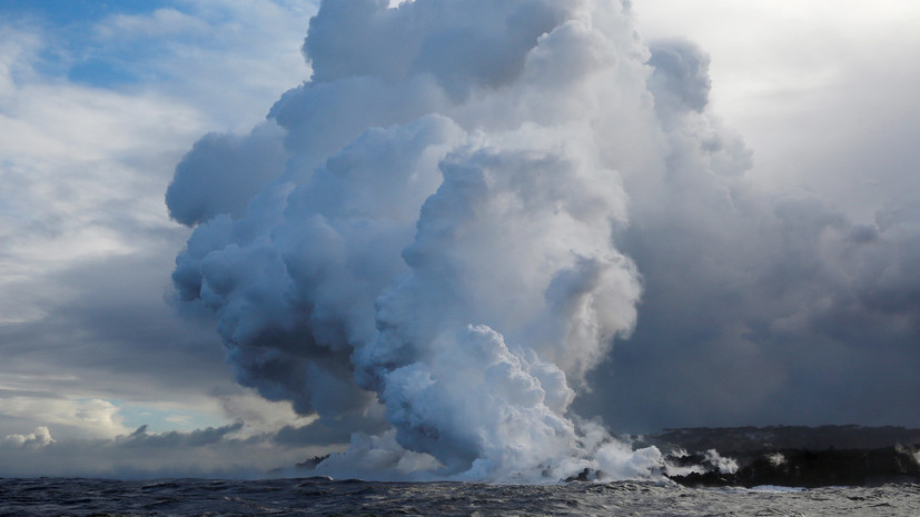 На Гавайях образовалось ядовитое облако из-за попадания лавы в океан