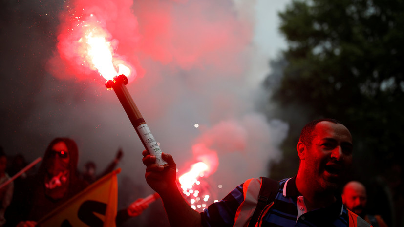 Протестующие в масках устроили беспорядки в Париже