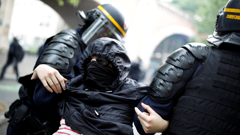 В Париже полиция задержала 17 человек во время акции протеста