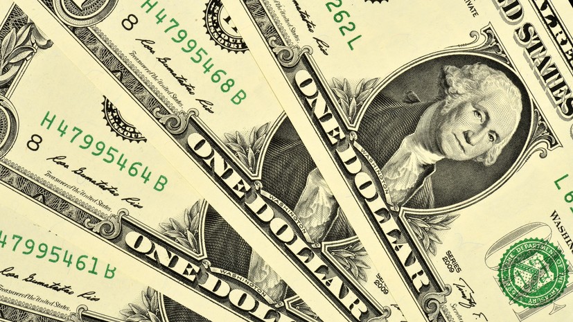 Доллар опустился ниже 61 рубля