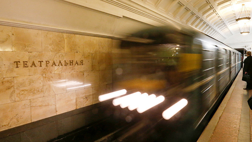 СМИ: На станции метро «Театральная» в Москве погиб человек
