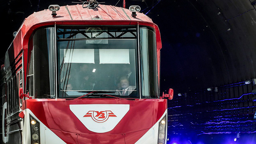 Порошенко проехал в кабине машиниста поезда на церемонии открытия тоннеля в Европу