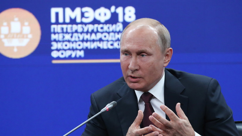 Путину на ПМЭФ подарили фигурку галльского петуха
