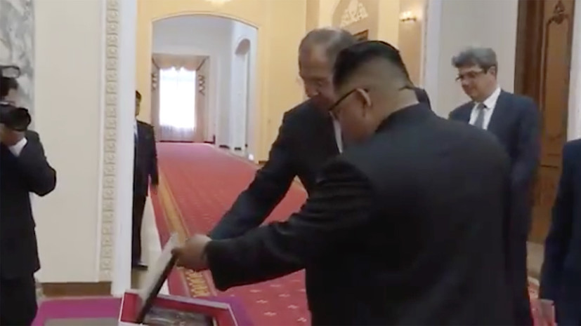 Лавров подарил Ким Чен Ыну шкатулку для хранения «секретных вещей»