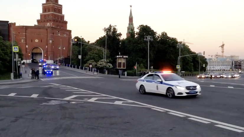 В интернете появилось видео с колонной «Кортежей», выезжающей из Кремля