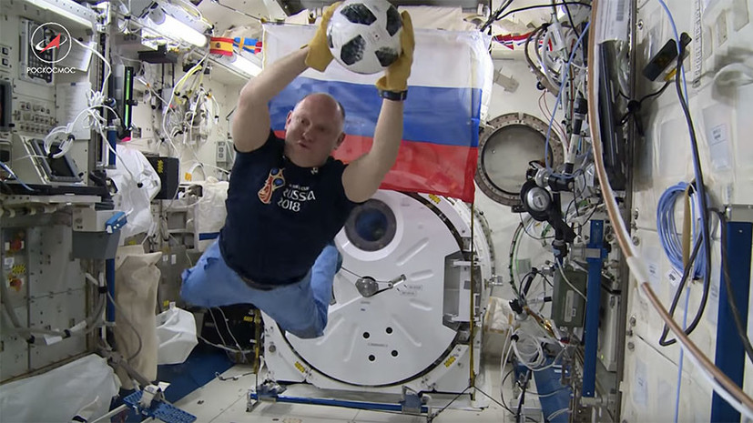 Российские космонавты сыграли на МКС в футбол официальным мячом ЧМ-2018