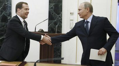Президент РФ Владимир Путин и Дмитрий Медведев во время встречи