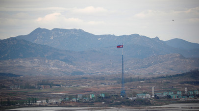 Флаг КНДР поднят на 160-метровой башне, расположенной в деревне Киджондон у границы с Южной Кореей