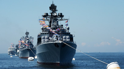 Большой противолодочный корабль «Адмирал Виноградов» в парадном строю