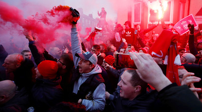 Ливерпульские фанаты с факелами перед матчем