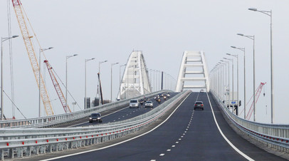 Движение по автодорожной части Крымского моста