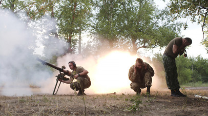 Военнослужащие армии Украины стреляют из гранатомёта