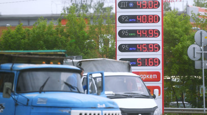 Цены на бензин на одной из автозаправочных станций в Москве