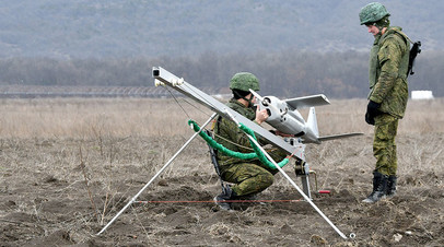 Военнослужащие запускают беспилотный летательный аппарат во время тактических учений. © Георгий Зимарев